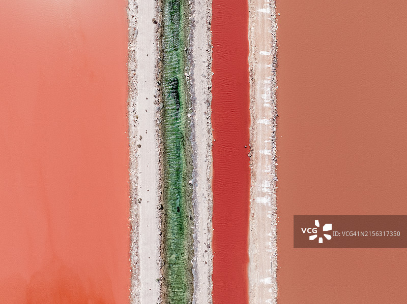 无人机拍摄的盐湖中分隔水道的土路，澳大利亚西澳大利亚州赫特泻湖图片素材