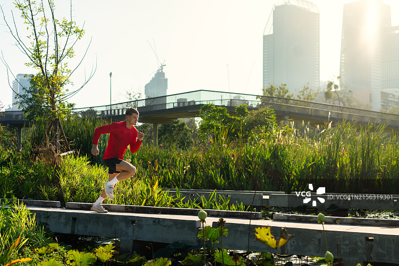 男子在城市公园环境中奔跑图片素材