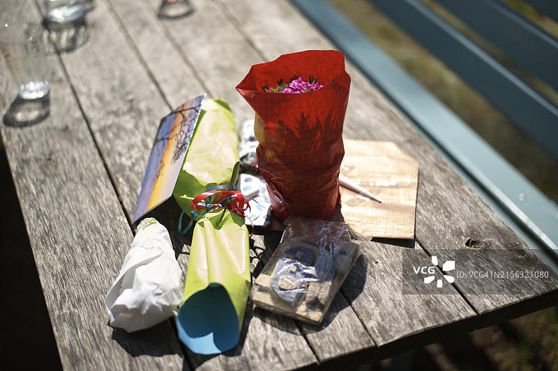 木桌上的自制生日礼物图片素材