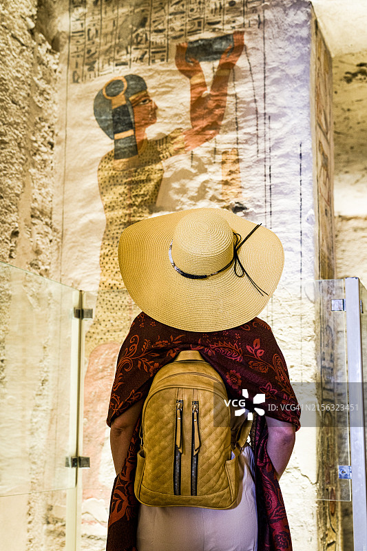 戴帽子的女人欣赏卢克索拉美西斯四世陵墓图片素材