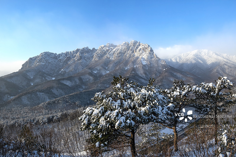 江原道高城郡束草市蔚山岩冬季景色图片素材