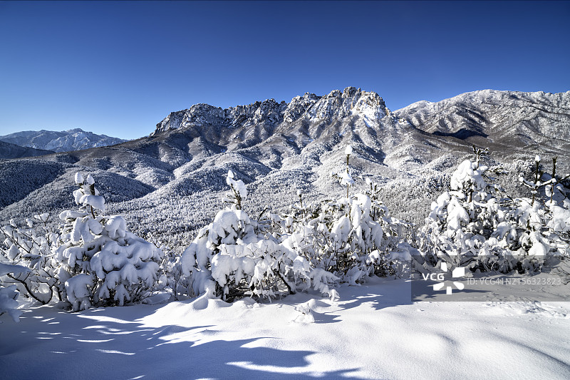 江原道高城郡束草市蔚山岩冬季景色图片素材