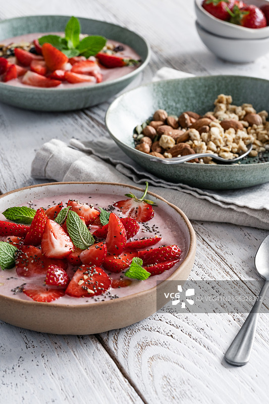 草莓格兰诺拉燕麦碗，夏日早餐图片素材