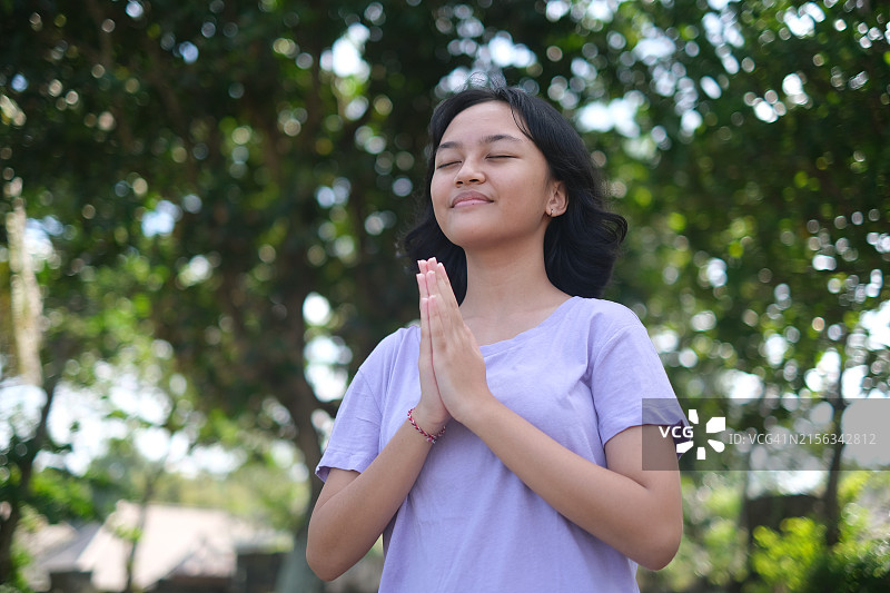 在自然中感到幸福的年轻印度尼西亚少女图片素材