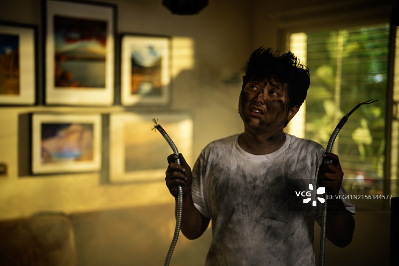 男子房屋装修时触电图片素材