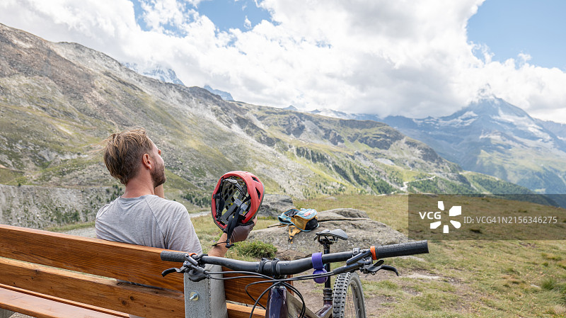 山地自行车手欣赏高山美景图片素材