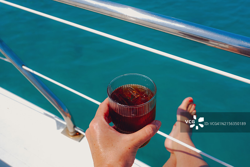 船上派对：女士手中的饮品图片素材