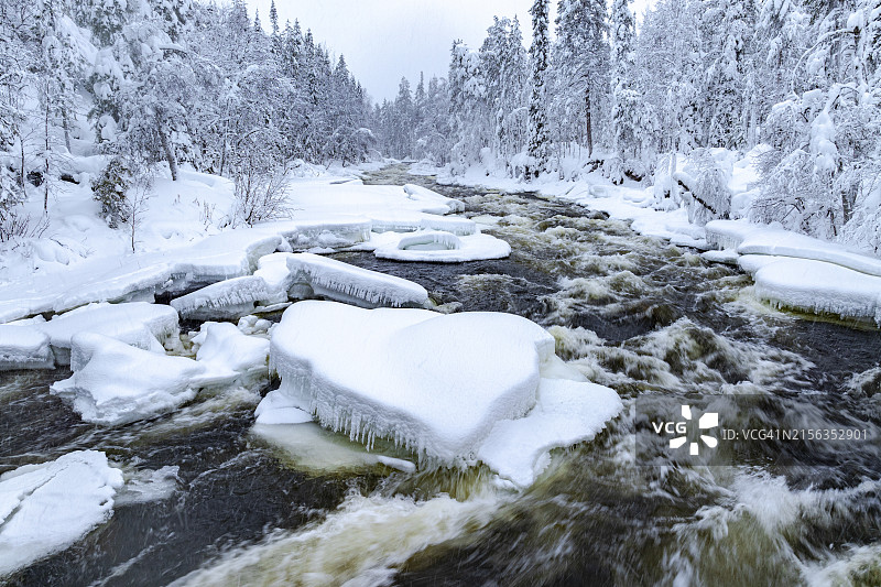 奥兰卡国家公园雪景中的穆吕科斯基河急流图片素材