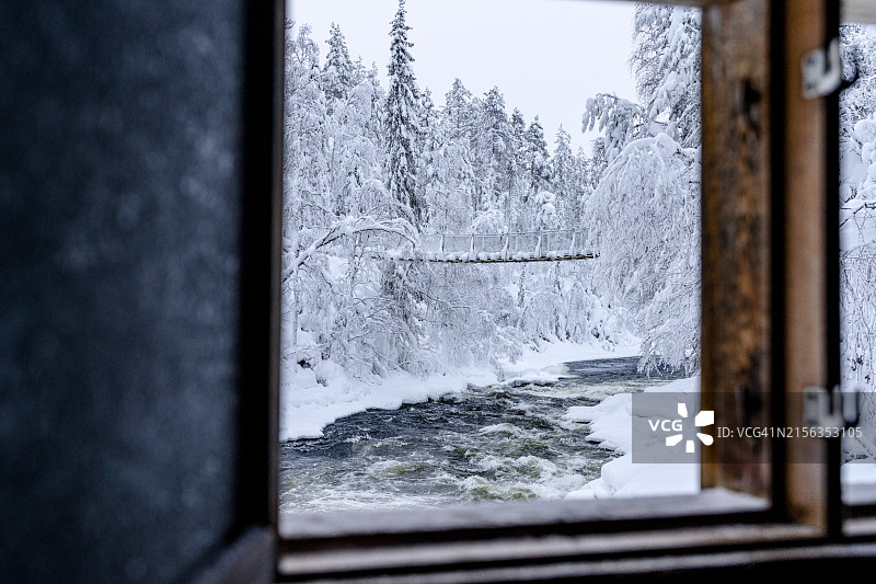 从木屋眺望白雪皑皑的北方森林和冰河图片素材
