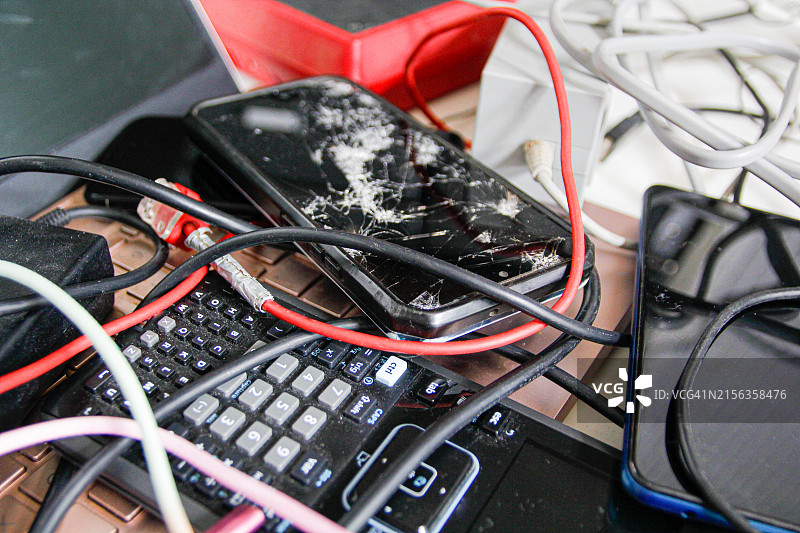 旧电话、笔记本电脑、电缆图片素材