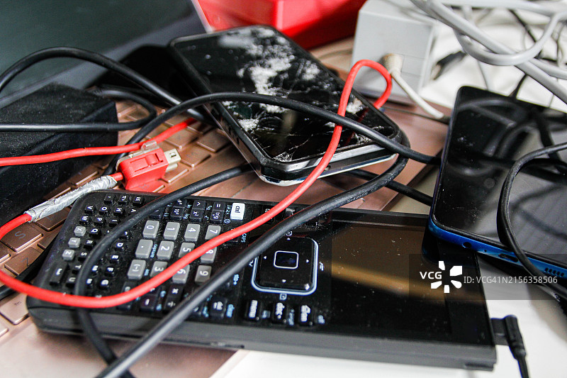 用过的手机、设备和电缆图片素材