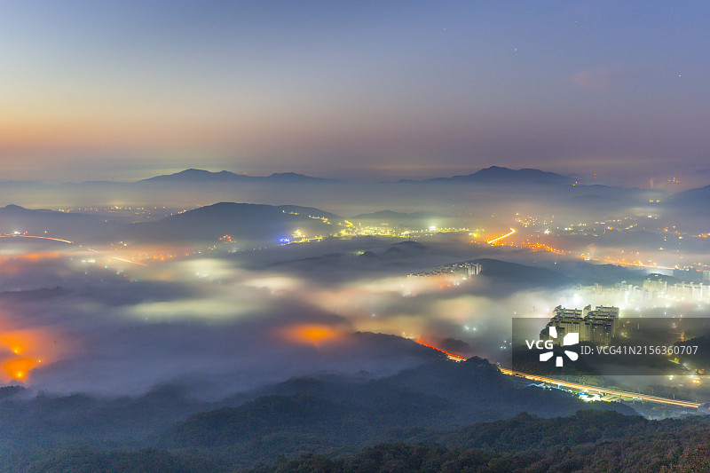 韩国忠清南道天安市的云海和群山图片素材