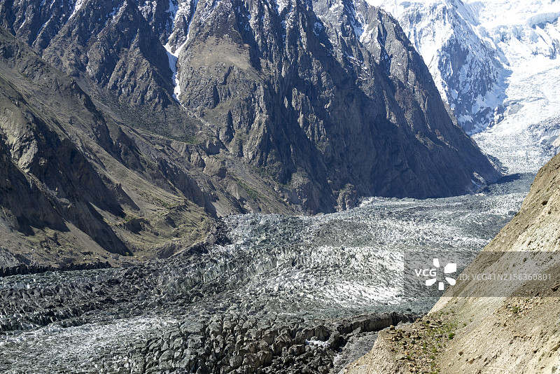 霍珀山谷：迷人的村庄环绕着碗状自然景观图片素材