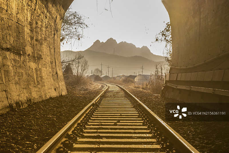 京畿道高阳市碧蹄站：远眺北汉山图片素材