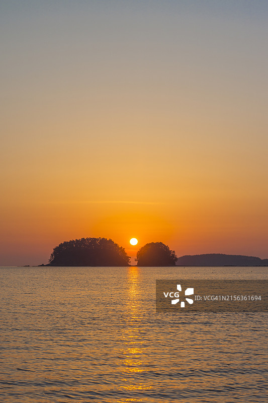 韩国舒川郡比音海滩的兄弟岛日落图片素材