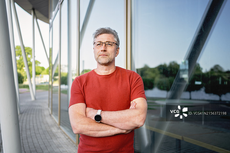 戴眼镜的快乐男人看着镜头的肖像图片素材