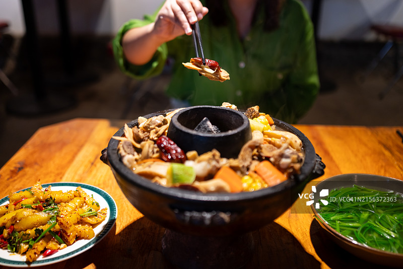 野生蘑菇火锅图片素材