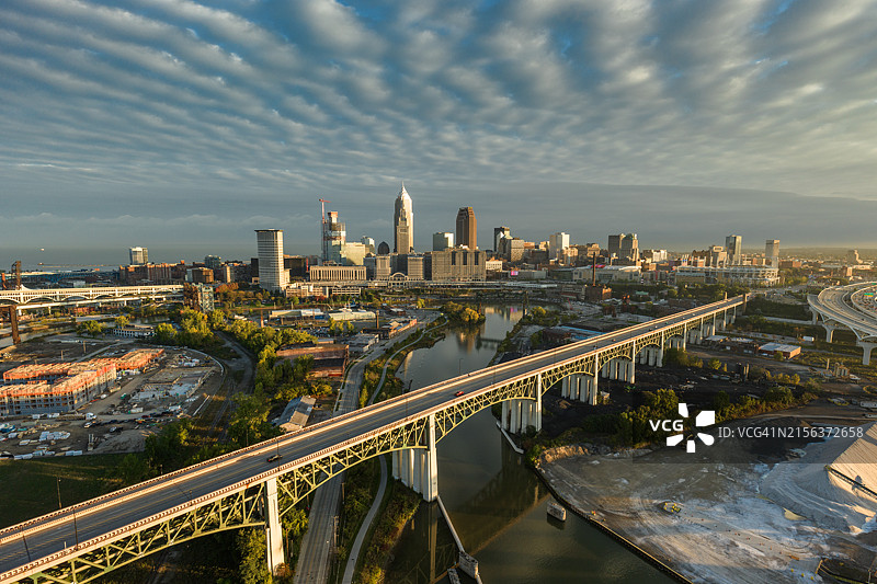克利夫兰市中心霍普纪念大桥日出景观航拍图片素材
