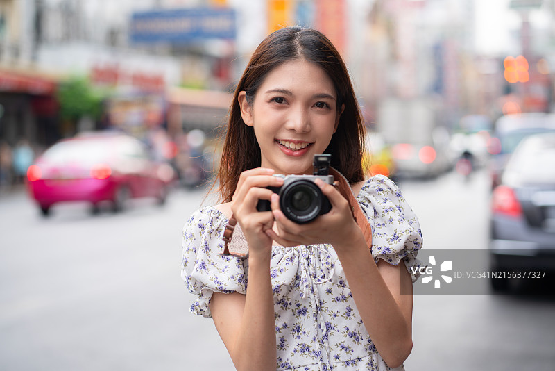 女人拍摄城市街道场景图片素材