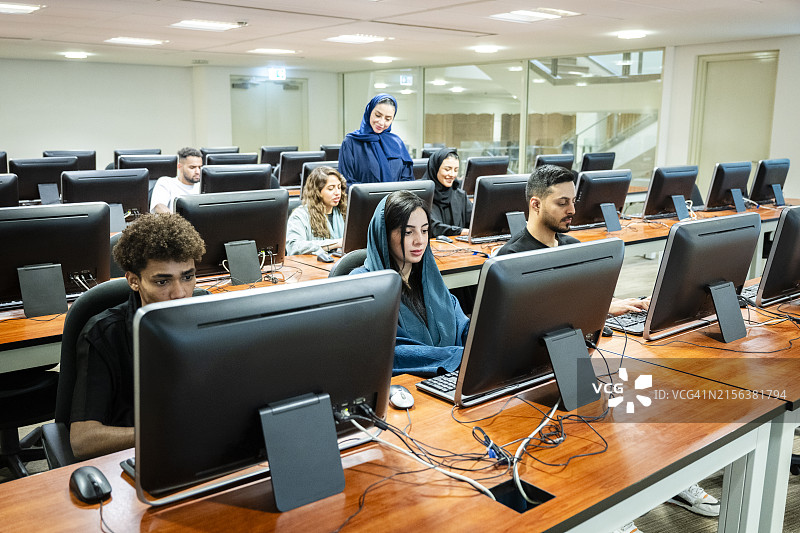 沙特男女同校大学的学生正在使用图书馆的电脑图片素材