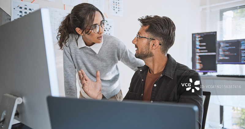 西班牙裔拉丁美洲夫妇在家办公，共同进行软件编程图片素材