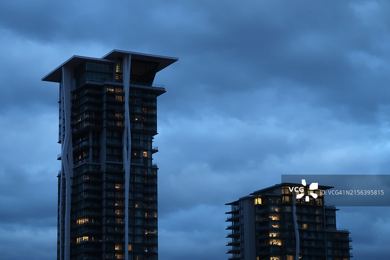 两座不同高度的住宅楼顶层图片素材