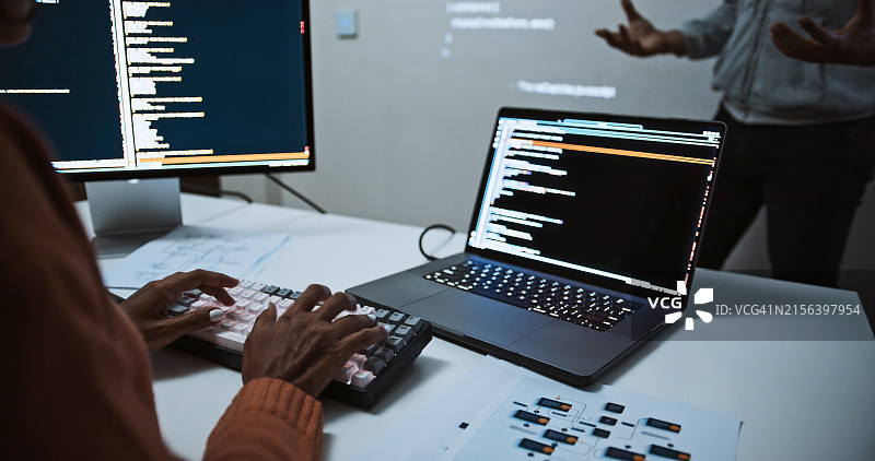 软件工程师开发人员使用笔记本电脑程序编码，投影屏幕演示，人们在晚上一起工作。编程语言开发，商业技术概念。靠近图片素材