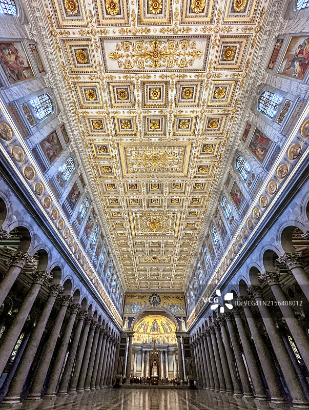 位于意大利拉齐奥罗马的“城外圣保罗大教堂”的中殿和天花板，联合国教科文组织遗产图片素材