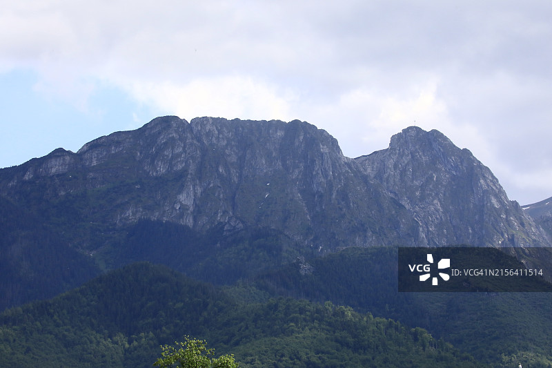 远处的陡峭山脉图片素材