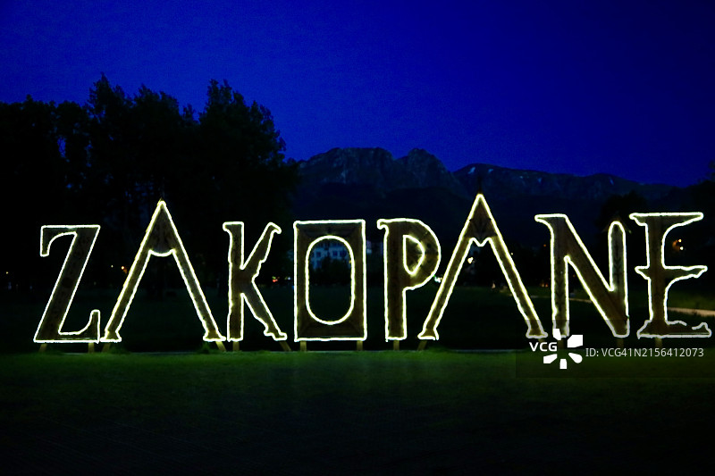 波兰小镇扎科帕内城市公园的照明标志图片素材