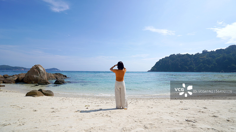 面向美丽海滩的女人图片素材