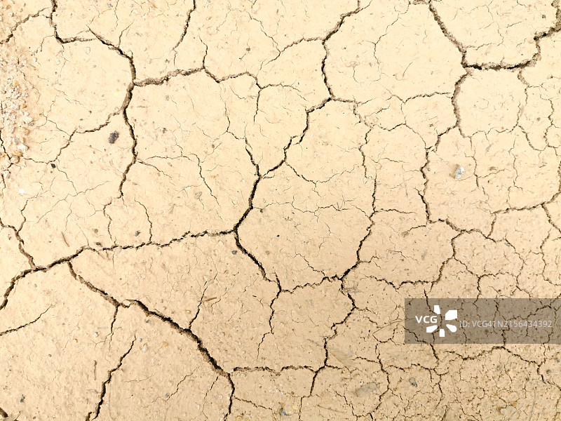 干裂的土地 - 干旱景观照片。 烈日下干裂土地的干旱景观图片素材