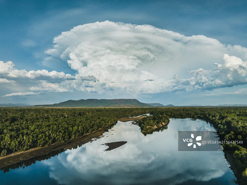 从空中视角拍摄的奥德河上空的壮丽风暴云，位于澳大利亚西澳大利亚金伯利库努纳拉图片素材
