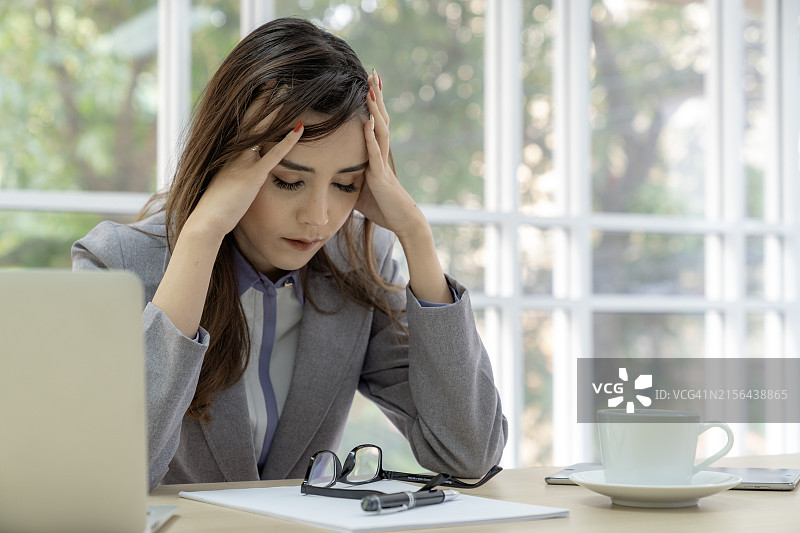 工作压力大的办公室职员图片素材