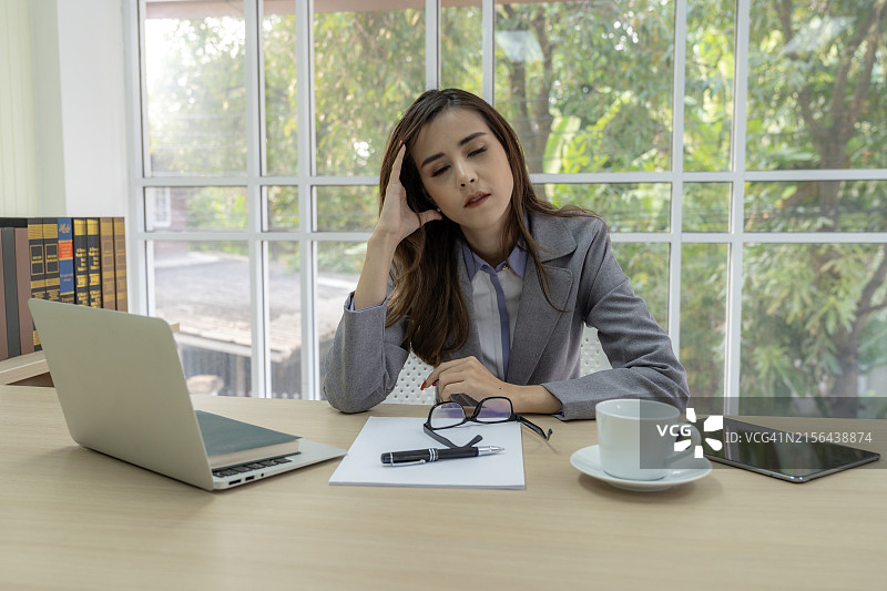 工作压力大的办公室职员图片素材