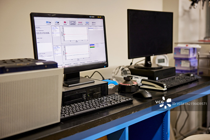 带有研究数据的电脑显示器图片素材