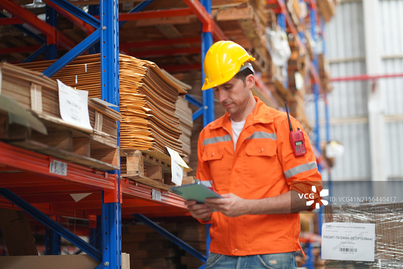 包装盒工厂：仓库工人正在检查仓库中的库存。图片素材