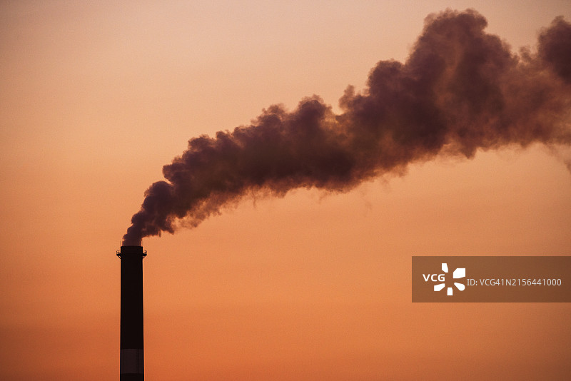 澳大利亚昆士兰州伊萨山，日落时分火炉烟囱冒出的浓烟图片素材