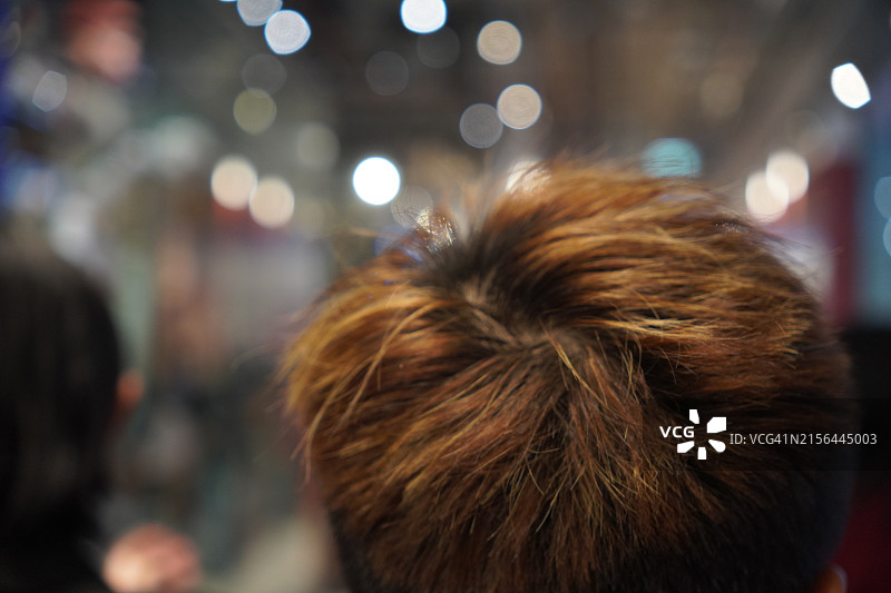 散景抽象背景上的头部头发图片素材