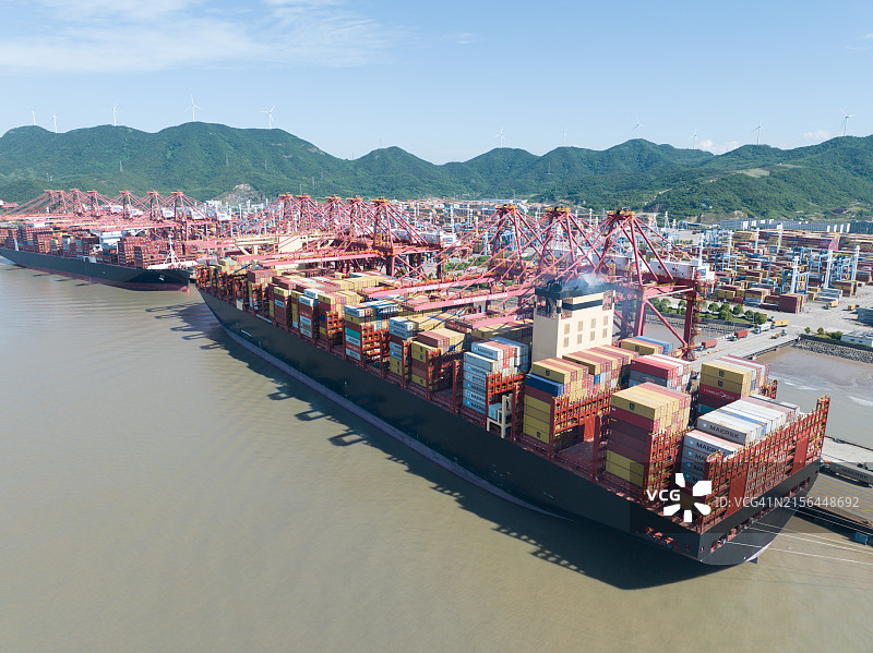 停靠在码头的集装箱船图片素材