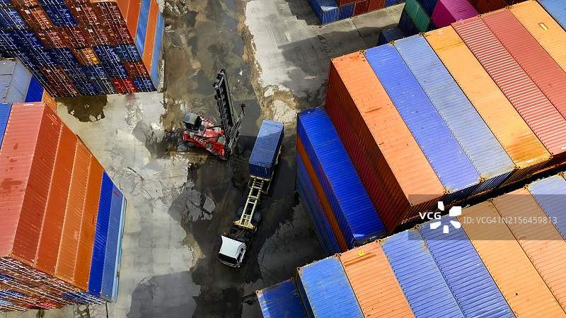 商业物流概念：全球业务连接技术接口的集装箱全球合作伙伴连接。物流进出口背景图片素材