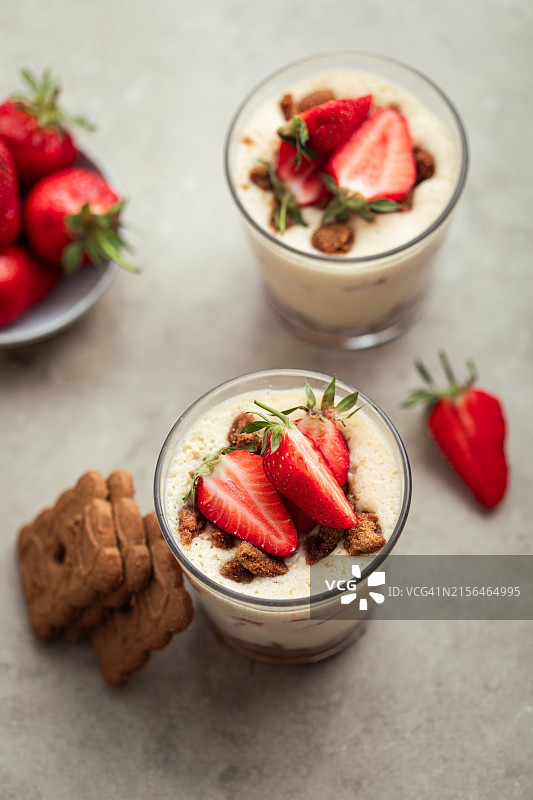 自制提拉米苏奶油草莓图片素材