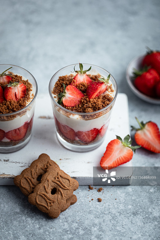 自制提拉米苏奶油草莓图片素材
