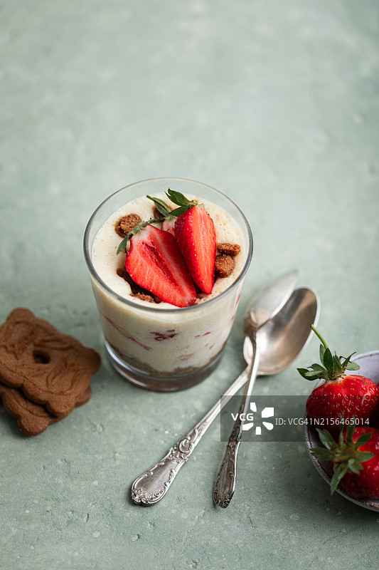 自制提拉米苏奶油草莓图片素材