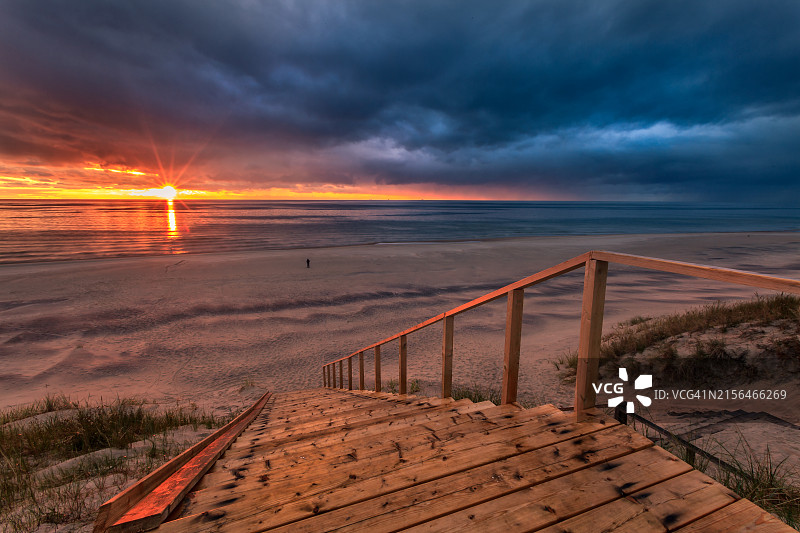 通往海滩的木制楼梯，日落时分，库罗尼亚沙嘴，波罗的海，立陶宛图片素材