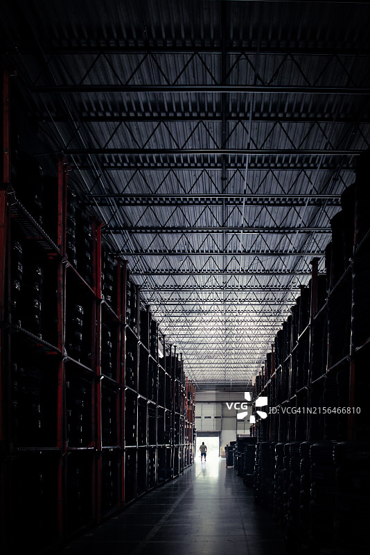 美国轮胎仓库门口站立的男人的远处轮廓图片素材