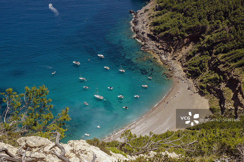 西班牙马略卡岛埃斯科尔巴伊克斯海滩的船只鸟瞰图图片素材