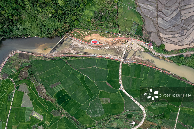 乡村森林和农田的航拍景观图片素材