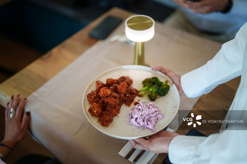 女服务员上菜图片素材