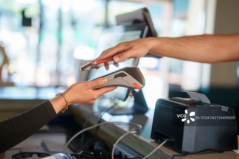 用于非接触支付的智能手机特写图片素材